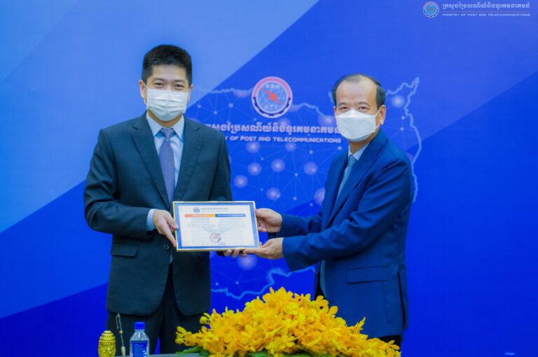 ឯកឧត្តម ជា វ៉ាន់ដេត រដ្ឋមន្ត្រីក្រសួងប្រៃសណីយ៍និងទូរគមនាគមន៍ បានអញ្ជេីញចូលរួមក្នុងពិធីប្រគល់-ទទួល​ អំណោយកុំព្យូទ័រចំនួន២០០គ្រឿង​ និង​ IdeaHubs ៤០គ្រឿង​ ពីក្រុមហ៊ុន Huawei