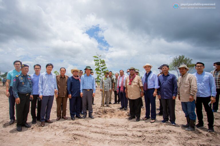 ឯកឧត្តមរដ្ឋមន្រ្ដី ជា វ៉ាន់ដេត បានដឹកនាំថ្នាក់ដឹកនាំ និងមន្រ្តីរាជការ នៃក្រសួងប្រៃសណីយ៍និងទូរគមនាគមន៍ ចូលរួមដាំដើមឈើ និងសួរសុខទុក្ខ កងកម្លាំងបញ្ជាការដ្ឋានអង្គរក្ស នៅតំបន់ភ្នំតាម៉ៅ