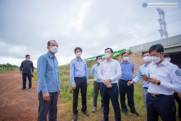 ឯកឧត្តមរដ្ឋមន្ត្រី ជា វ៉ាន់ដេត បានអញ្ជើញចុះត្រួតពិនិត្យគុណភាពសេវាទូរគមនាគមន៍ នៅតាមបណ្តោយផ្លូវល្បឿនលឿន ពីរាជធានីភ្នំពេញ ទៅក្រុងព្រះសីហនុ