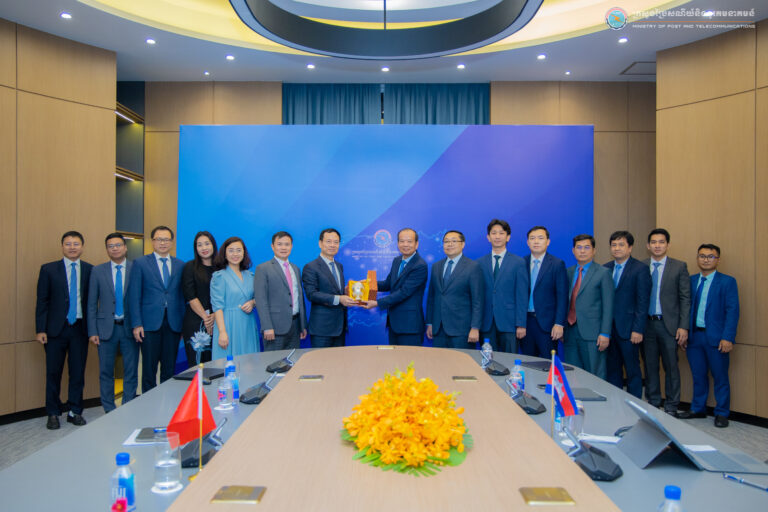 ឯកឧត្ដមរដ្ឋមន្ត្រី ជា វ៉ាន់ដេត បានជួបប្រជុំទ្វេភាគីជាមួយឯកឧត្តម Nguyen Manh Hung រដ្ឋមន្ត្រីក្រសួងព័ត៌មាននិងគមនាគមន៍នៃសាធារណៈរដ្ឋសង្គមនិយមវៀតណាម