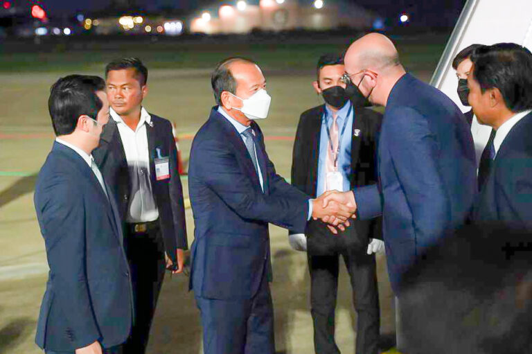 ឯកឧត្តមរដ្ឋមន្ត្រី​ ជា​ វ៉ាន់ដេត អញ្ជើញទទួលបដិសណ្ឋារកិច្ចស្វាគមន៍ ឯកឧត្តម ឆាលស៍ មីសែល (Charles Michel) ប្រធានក្រុមប្រឹក្សាអឺរ៉ុប នៅអាកាសយានដ្ឋានអន្តរជាតិភ្នំពេញ