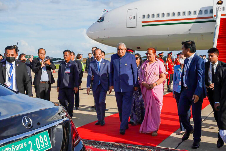 ឯកឧត្តមរដ្ឋមន្ត្រី ជា វ៉ាន់ដេត អញ្ជើញទទួលបដិសណ្ឋារកិច្ចស្វាគមន៍ ឯកឧត្តម Jagdeep Dhankhar អនុប្រធានាធិបតីនិងជាប្រធានសភាជាន់ខ្ពស់នៃសាធារណរដ្ឋឥណ្ឌា នៅអាកាសយានដ្ឋានអន្តរជាតិភ្នំពេញ