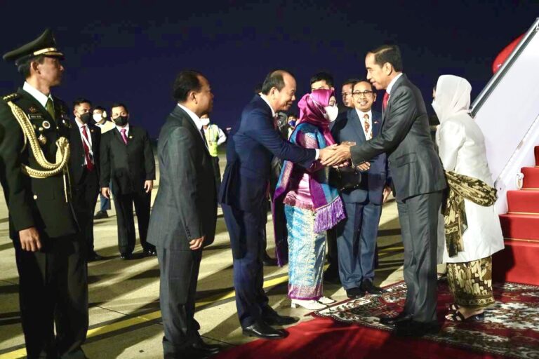 ឯកឧត្តមរដ្ឋមន្ត្រី​ ជា​ វ៉ាន់ដេត អញ្ជើញទទួលបដិសណ្ឋារកិច្ចស្វាគមន៍ ឯកឧត្តម ចូកូ វីដូដូ (Joko Widodo) ប្រធានាធិបតីឥណ្ឌូនេស៊ី នៅអាកាសយានដ្ឋានអន្តរជាតិភ្នំពេញ