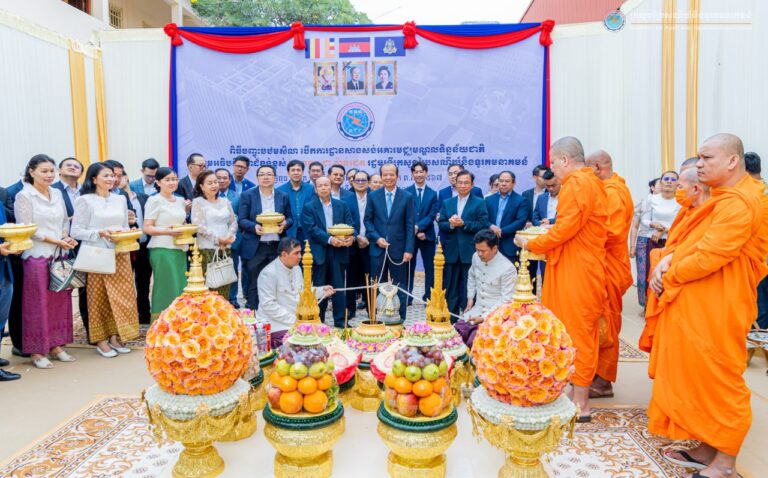 ឯកឧត្ដមរដ្ឋមន្ត្រី ជា វ៉ាន់ដេត បានអញ្ជើញជាអធិបតីក្នុងពិធីបញ្ចុះបឋមសិលាបើកការដ្ឋានសាងសង់មជ្ឈមណ្ឌលទិន្នន័យជាតិ នៅទីស្តីការក្រសួងប្រៃសណីយ៍និងទូរគមនាគមន៍