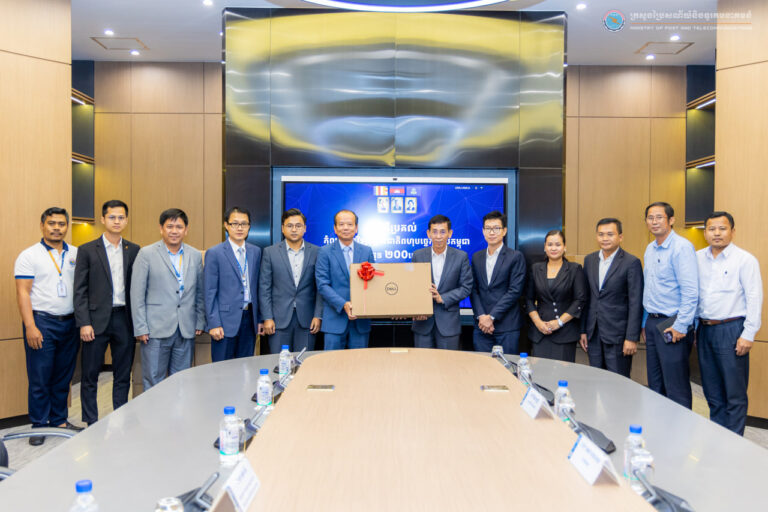 ឯកឧត្តមរដ្ឋមន្ត្រី ជា វ៉ាន់ដេត បានអញ្ជើញប្រគល់កុំព្យូទ័រ ២០០គ្រឿង ជូនដល់វិទ្យាស្ថានជាតិពហុបច្ចេកទេសកម្ពុជា យកទៅប្រើប្រាស់សម្រាប់ជាប្រយោជន៍ដល់ការអភិវឌ្ឍធនធានមនុស្សឌីជីថល