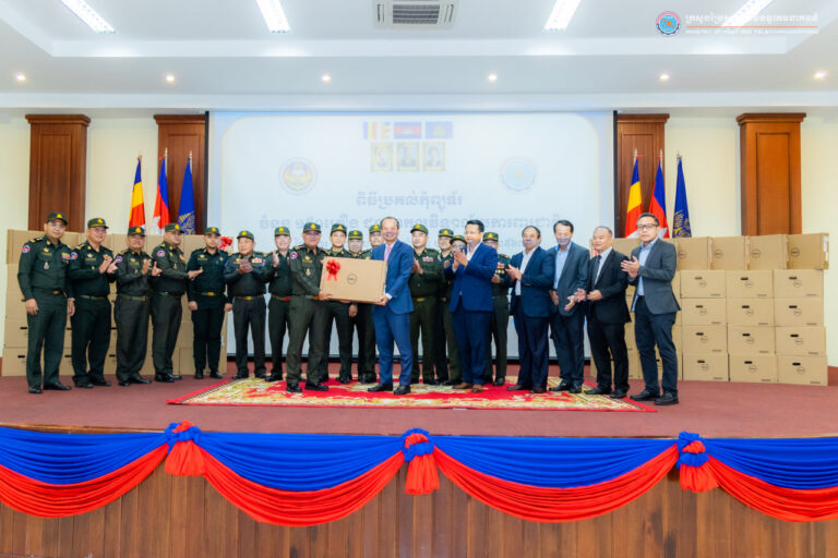 ឯកឧត្តមរដ្ឋមន្ត្រី ជា វ៉ាន់ដេត បានអញ្ជើញប្រគល់កុំព្យូទ័រ ១៥០គ្រឿង ជូនដល់សាកលវិទ្យាល័យការពារជាតិ យកទៅប្រើប្រាស់ក្នុងការងារបណ្តុះបណ្តាលដល់និស្សិតលើជំនាញព័ត៌មានវិទ្យាយោធា