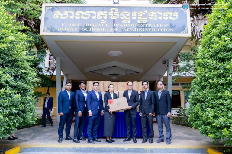 លោកជំទាវអនុរដ្ឋលេខាធិការ ទន សុគន្ធា បានអញ្ជើញប្រគល់កុំព្យូទ័រ ៥០គ្រឿង ជូនដល់សាលាភូមិន្ទរដ្ឋបាល យកទៅប្រើប្រាស់ក្នុងការងារបណ្តុះបណ្តាលដល់សិស្សមន្រ្តី និងកម្មសិក្សាការី លើជំនាញបច្ចេកវិទ្យាឌីជីថល