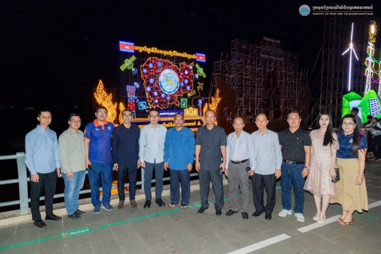 ប្រទីបក្រសួងប្រៃសណីយ៍និងទូរគមនាគមន៍ ចូលរួមព្រះរាជពិធីបុណ្យអុំទូក បណ្តែតប្រទីប និងសំពះព្រះខែ អកអំបុក