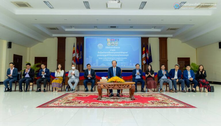 ឯកឧត្តម ជា វ៉ាន់ដេត រដ្ឋមន្ត្រីក្រសួងប្រៃសណីយ៍និងទូរគមនាគមន៍ បានអញ្ជើញជួបសំណេះសំណាលជាមួយនិស្សិតជ័យលាភីអាហារូបករណ៍រដ្ឋាភិបាលអូស្ដ្រាលី ចំនួន ១៥រូប និងនិស្សិតជ័យលាភីអាហារូបករណ៍រដ្ឋាភិបាលនូវែលសេឡង់ ចំនួន ២៨រូប, នារសៀលថ្ងៃទី២៦ ខែធ្នូ ឆ្នាំ២០២៣ នៅទីស្តីការក្រសួង។