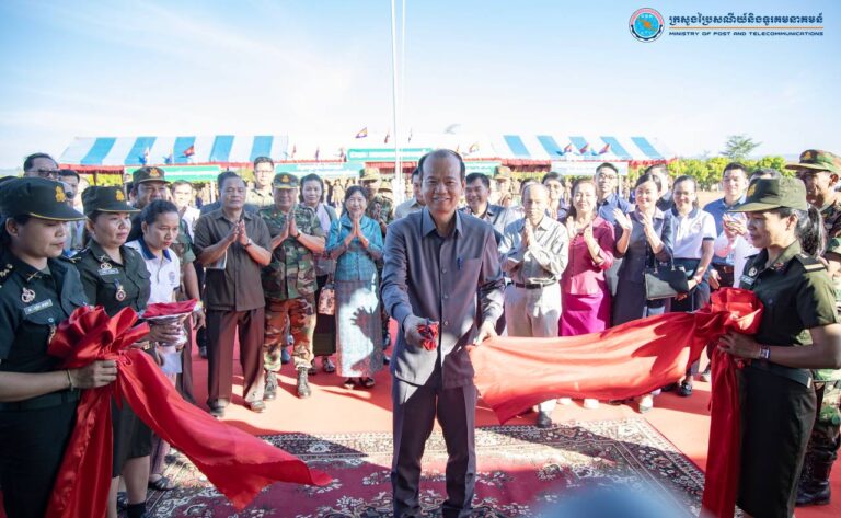 ពិធីសម្ពោធសមិទ្ធផលថ្មី និងសំណេះសំណាលសួរសុខទុក្ខ នាយទាហាន នាយទាហានរង និងពលទាហាន កងពលថ្មើរជើងលេខ៤១ យោធភូមិភាគទី៤ នៅទីបញ្ជាការវរសេនាតូចលេខ៤១៣