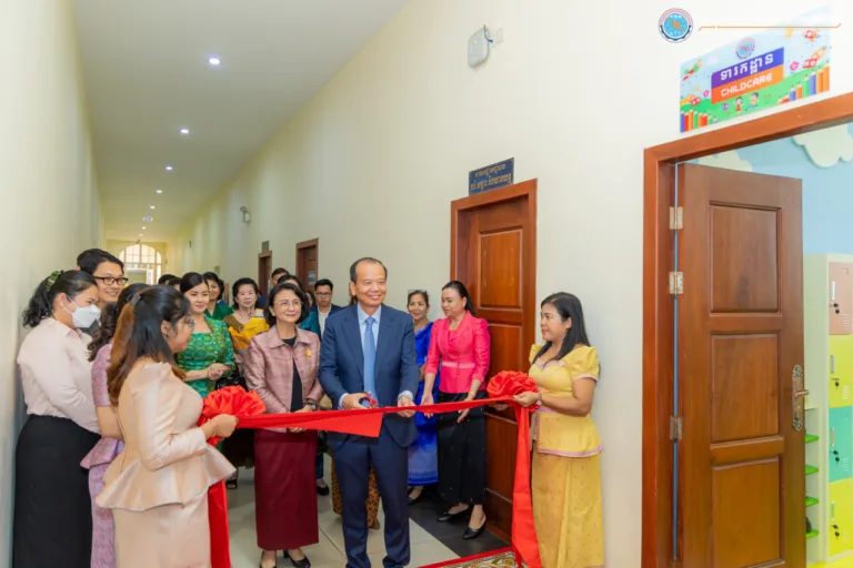 ឯកឧត្តម ជា វ៉ាន់ដេត រដ្ឋមន្ត្រីក្រសួងប្រៃសណីយ៍និងទូរគមនាគមន៍ និងលោកជំទាវកិត្តិបណ្ឌិត អ៉ឹង កន្ថាផាវី រដ្ឋមន្ត្រីក្រសួងកិច្ចការនារី បានអញ្ជើញជាអធិបតីក្នុងពិធីសម្ពោធបើកដំណើរការបន្ទប់ទារកដ្ឋាន នៅទីស្តីការក្រសួងប្រៃសណីយ៍និងទូរគមនាគមន៍