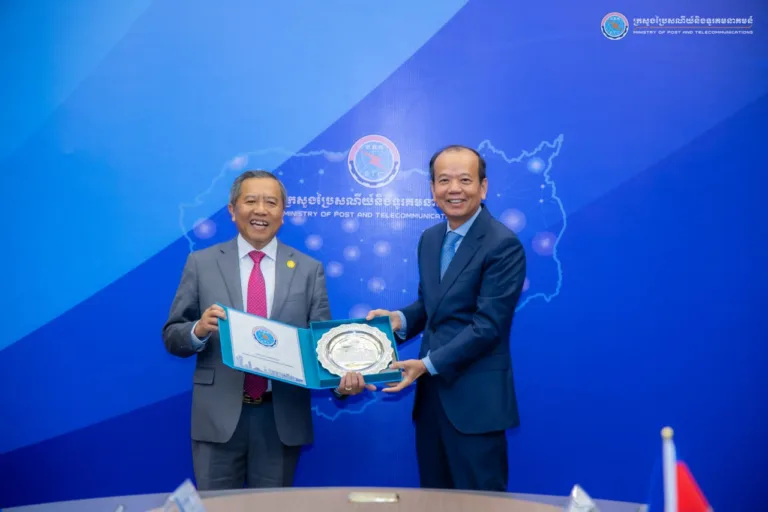 ឯកឧត្តមរដ្ឋមន្ត្រី ជា វ៉ាន់ដេត បានទទួលជំនួបពិភាក្សាជាមួយឯកឧត្តម Boviengkham Vongdara រដ្ឋមន្ត្រីក្រសួងបច្ចេកវិទ្យានិងគមនាគមន៍នៃសាធារណរដ្ឋប្រជាមានិតឡាវ នៅទីស្តីការក្រសួងប្រៃសណីយ៍និងទូរគមនាគមន៍