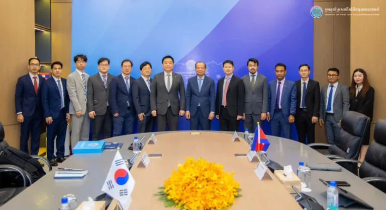 ឯកឧត្តមរដ្ឋមន្ត្រី ជា វ៉ាន់ដេត បានទទួលជំនួបពិភាក្សាជាមួយលោកបណ្ឌិត Jong-Sung Hwang នាយកទីភ្នាក់ងារជាតិសង្គមព័ត៌មាន (National Information Society Agency-NIA) នៅទីស្តីការក្រសួងប្រៃសណីយ៍និងទូរគមនាគន៍