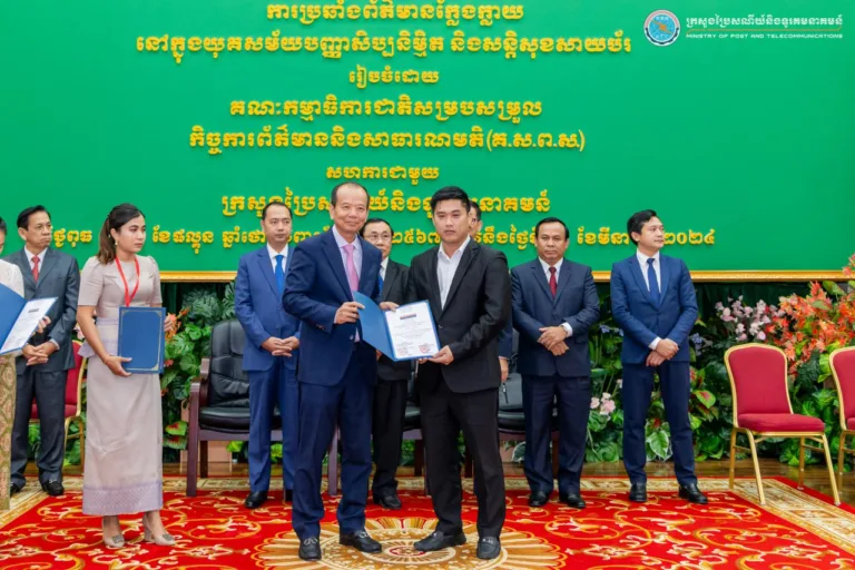 ឯកឧត្តម ជា វ៉ាន់ដេត រដ្ឋមន្ត្រីក្រសួងប្រៃសណីយ៍និងទូរគមនាគមន៍(ក.ប.ទ.) បានអញ្ជើញជាអធិបតីក្នុងពិធីបិទសិក្ខាសាលាទូទាំងប្រទេសស្តីពី “ការប្រឆាំងព័ត៌មានក្លែងក្លាយនៅក្នុងយុគ្គសម័យបញ្ញាសិប្បនិម្មិត និងសន្តិសុខសាយប័រ” នៅទីស្តីការគណៈរដ្ឋមន្ត្រី