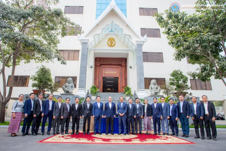 ក្រសួងប្រៃសណីយ៍និងទូរគមនាគមន៍ ប្រគល់កុំព្យូទ័រចំនួន២៤២ គ្រឿង ជូនក្រសួងមុខងារសាធារណៈ