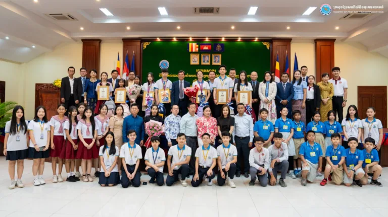 ឯកឧត្តមរដ្ឋលេខាធិការ ឯក វណ្ណឌី បានអញ្ជើញជាអធិបតីក្នុងពិធីប្រគល់ពានរង្វាន់ជ័យលាភីការប្រកួតប្រជែងសរសេរសំបុត្រថ្នាក់ជាតិលើកទី៣ ឆ្នាំ២០២៤