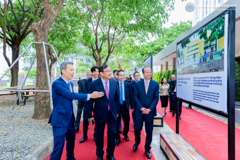 ឯកឧត្តម ប្រាក់ សុខុន អនុប្រធានទី១ នៃព្រឹទ្ធសភា និង ឯកឧត្តម ជា វ៉ាន់ដេត រដ្ឋមន្ត្រីក្រសួងប្រៃសណីយ៍និងទូរគមនាគមន៍ បានអញ្ជើញចូលរួមជាអធិបតី អបអរសាទរ ខួប១០ឆ្នាំ របស់បណ្ឌិត្យសភាបច្ចេកវិទ្យាឌីជីថលកម្ពុជា