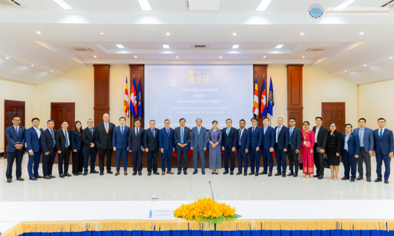 ឯកឧត្តមរដ្ឋមន្ត្រី ជា វ៉ាន់ដេត បានអនុញ្ញាតឱ្យលោក រ័ត្ន សោភ័ណ ប្រធានសមាគមធនាគារនៅកម្ពុជា(The Association of Banks in Cambodia-ABC) ព្រមទាំង អនុប្រធាន សមាជិក សមាជិកា ចូលជួបសម្តែងការគួរសម និងពិភាក្សាការងារ