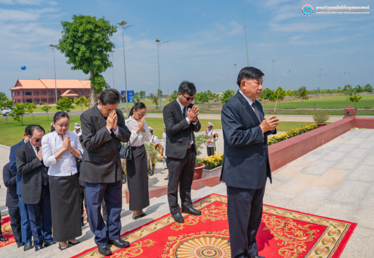 កឧត្តមអនុរដ្ឋលេខាធិការ ហួត ចាន់យ៉ារ៉េត បានអញ្ជើញដឹកនាំគណៈប្រតិភូក្រសួងប្រៃសណីយ៍និងទូរគមនាគមន៍ចូលរួមក្នុងពិធីដាក់កម្រងផ្កាគោរពវិញ្ញាណក្ខន្ធចំពោះវីរយុទ្ធជន វីរយុទ្ធនារី និងប្រជាជនកម្ពុជា