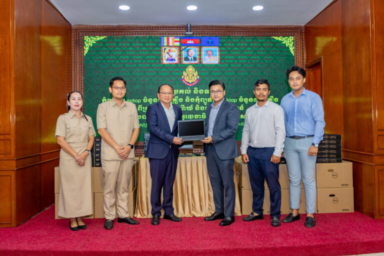 ក្រសួងប្រៃសណីយ៍និងទូរគមនាគមន៍ ប្រគល់កុំព្យូទ័រ ចំនួន ៦០គ្រឿង ជូនអគ្គលេខាធិការដ្ឋានព្រឹទ្ធសភា