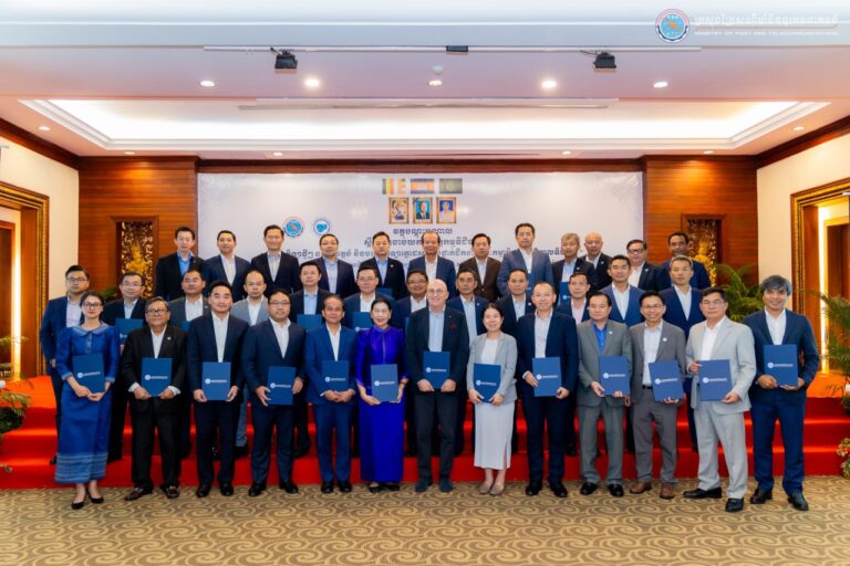 ឯកឧត្តមរដ្ឋមន្ត្រី ជា វ៉ាន់ដេត បានអញ្ជើញជាអធិបតីភាពដ៏ខ្ពង់ខ្ពស់ក្នុងពិធីបិទ វគ្គបណ្ដុះបណ្ដាលស្ដីពី “ការចាប់យកបរិវត្តកម្មឌីជីថល៖ បច្ចេកវិទ្យាឈានមុខថ្មីៗ នវានុវត្តន៍ និងបច្ចេកវិទ្យាក្លោដសម្រាប់ថ្នាក់ដឹកនាំគណៈកម្មាធិការរដ្ឋាភិបាលឌីជីថល