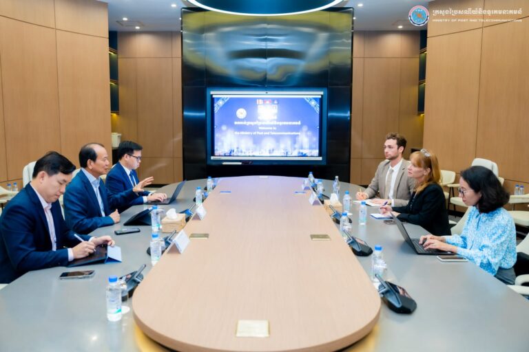 ឯកឧត្តមរដ្ឋមន្រ្តី ជា វ៉ាន់ដេត បានអនុញ្ញាតឱ្យលោកស្រី Rebecca Hunter នាយិកាទីផ្សារនៃក្រុមហ៊ុន SpaceX – Starlink ជួបសម្ដែងការគួរសម និងពិភាក្សាការងារ