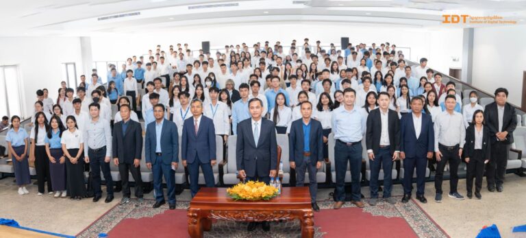 ឯកឧត្តម​ ម៉ម អំណត់ រដ្ឋលេខាធិការក្រសួងប្រៃសណីយ៍និងទូរគមនាគមន៍ តំណាងដ៏ខ្ពង់ខ្ពស់របស់ ឯកឧត្តម​ ជា វ៉ាន់ដេត រដ្ឋមន្ត្រីក្រសួងប្រៃសណីយ៍និងទូរគមនាគមន៍​ បានអញ្ជើញជាអធិបតីភាពក្នុងពិធីសំណេះសំណាលប្រគល់កុំព្យូទ័រយួរដៃ និងវិញ្ញាបនបត្រជូននិស្សិតជ័យលាភីអាហារូបករណ៍ទេពកោសល្យឌីជីថលតេជោ ឆ្នាំសិក្សា ២០២៤-២០២៥