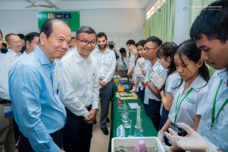 ឯកឧត្តមរដ្ឋមន្ត្រី ជា វ៉ាន់ដេត បានអញ្ជើញទស្សនកិច្ចគម្រោងសាកល្បងស្តីពីបរិវត្តកម្មឌីជីថលសាលារៀន និងការប្រើប្រាស់ប្រព័ន្ធគ្រប់គ្រងការសិក្សា ជាមួយ ឯកឧត្តមបណ្ឌិតសភាចារ្យ ហង់ជួន ណារ៉ុន នៅវិទ្យាល័យ ហ៊ុន សែន សេរីភាព