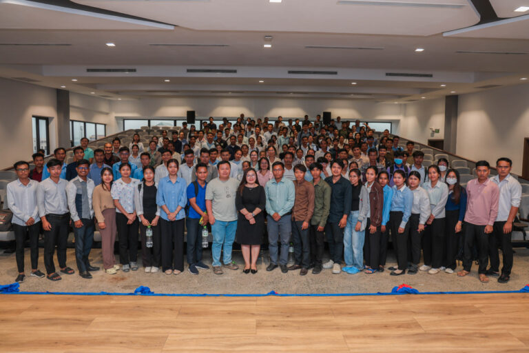 ក្រសួងប្រៃសណីយ៍និងទូរគមនាគមន៍ បានបើកវគ្គបណ្ដុះបណ្ដាលពង្រឹងសមត្ថភាពជំនាញឌីជីថលលើប្រធានបទ “អក្ខរកម្មព័ត៌មាន ទិន្នន័យ និងសន្តិសុខសាយប័រ” ជូនដល់មន្ត្រីកសិកម្មឃុំ ចំនួន ១០០០រូប