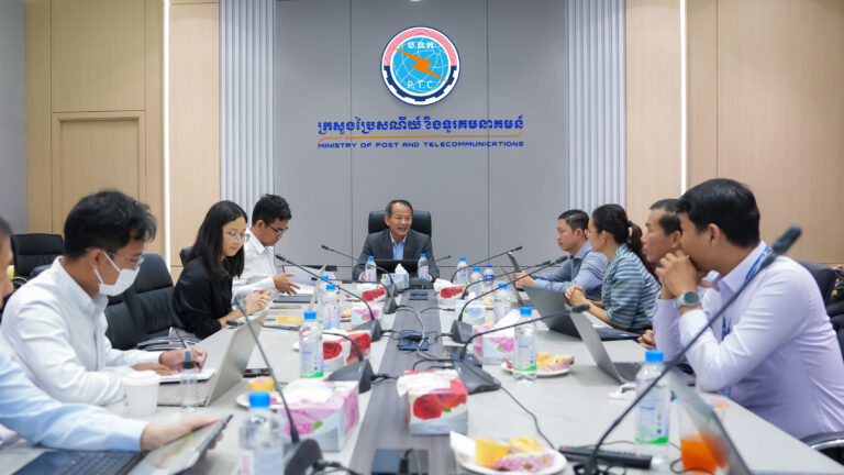 ឯកឧត្តមរដ្ឋលេខាធិការ ជុន វ៉ាត បានអញ្ជើញដឹកនាំកិច្ចប្រជុំពិភាក្សាពិគ្រោះយោបល់បច្ចេកទេសលើ សេចក្តីព្រាង ក្របខណ្ឌតាមដាន ត្រួតពិនិត្យ និងវាយតម្លៃការអនុវត្តក្របខណ្ឌគោលនយោបាយសេដ្ឋកិច្ច និងសង្គមឌីជីថល សង្គមឌីជីថល ២០២១-២០៣៥