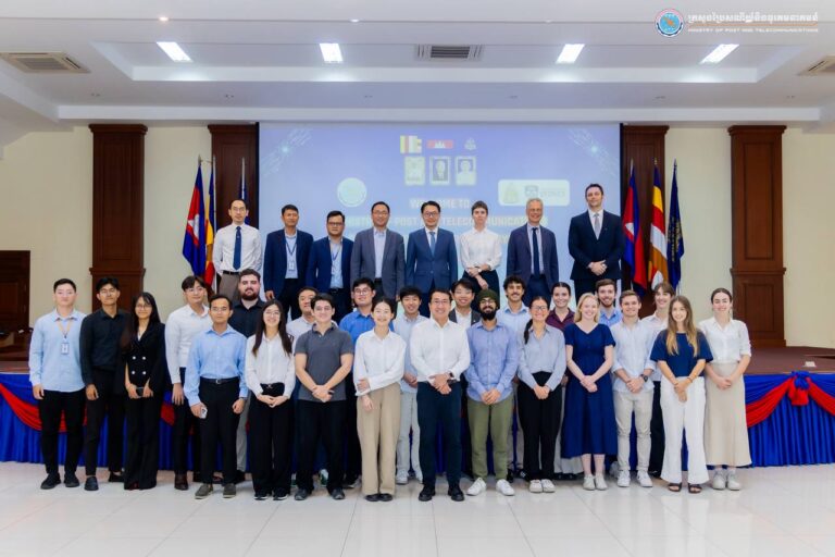 ក្រសួងប្រៃសណីយ៍និងទូរគមនាគមន៍ ស្វាគមន៍ទស្សនកិច្ច សិក្សា របស់សាស្រ្តាចារ្យ និងនិស្សិតសាកលវិទ្យាល័យស៊ីដនី (University of Sydney) ដើម្បីប្តេជ្ញាប្ដូរចំណេះដឹង និងបទពិសោធពាក់ព័ន្ធនឹងដំណេីការបរិវត្តកម្មឌីជីថលនៅកម្ពុជា