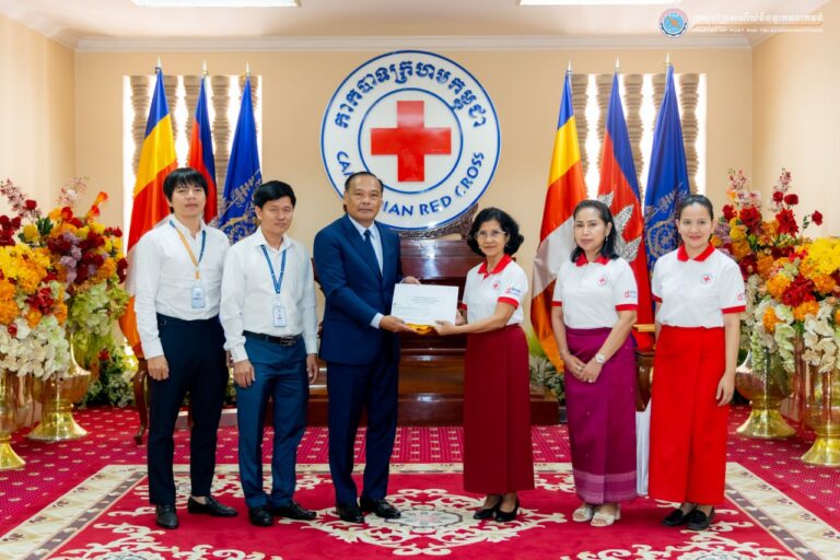 ឯកឧត្តមរដ្ឋមន្ត្រី ជា វ៉ាន់ដេត និងលោកជំទាវ សុខ លី ព្រមទាំងថ្នាក់ដឹកនាំ និងមន្ដ្រីរាជការ នៃក្រសួងប្រៃសណីយ៍និងទូរគមនាគមន៍ បរិច្ចាគថវិកា ១០ម៉ឺនដុល្លារ ក្នុងឱកាសខួបទី១៦២ ទិវាពិភពលោកកាកបាទក្រហម និងអឌ្ឍចន្ទក្រហម ៨ ឧសភា ឆ្នាំ២០២៥