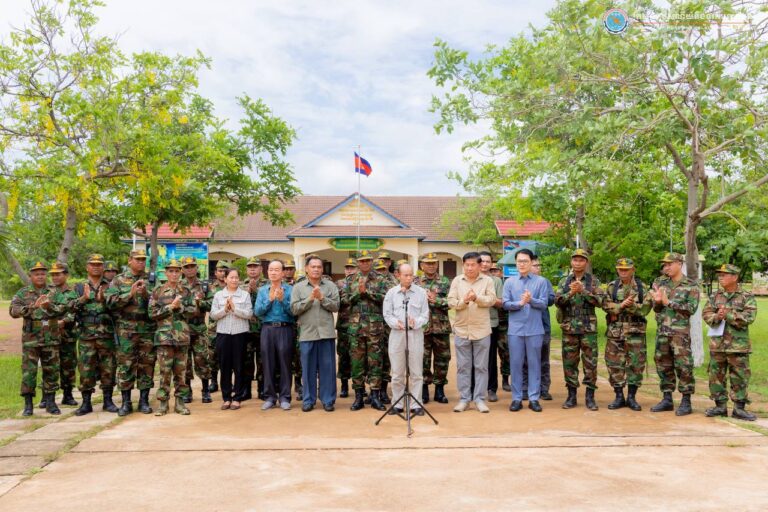 ឯកឧត្តម ជា វ៉ាន់ដេត ចាត់តំណាងចុះជួបសំណេះសំណាលសួរសុខទុក្ខ និងនាំយកអំណោយផ្តល់ជូននាយទាហាន នាយទាហានរង និងពលទាហាន កងពលតូចថ្មើរជើងលេខ៤១ នៅខេត្តឧត្តរមានជ័យ