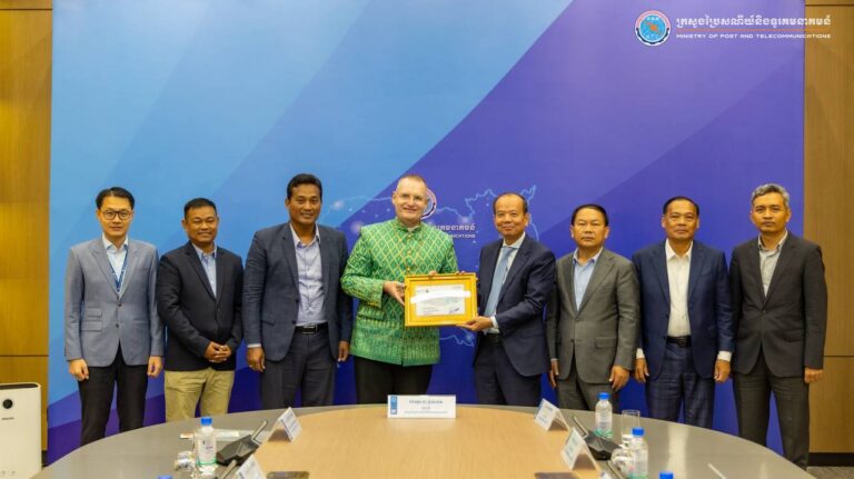 ឯកឧត្តមរដ្ឋមន្ត្រី ជា វ៉ាន់ដេត បានអនុញ្ញាតជូនលោក អូលីវីយេ ជ្មីតហស្លេរ អភិបាលព្រះសហគមន៍កាតូលិកភូមិភាគភ្នំពេញ និងជាប្រធានក្រុមប្រឹក្សាភិបាលវិទ្យាស្ថានសន្តប៉ូល ចូលជួបសម្តែងការគួរសម និងពិភាក្សាការងារ