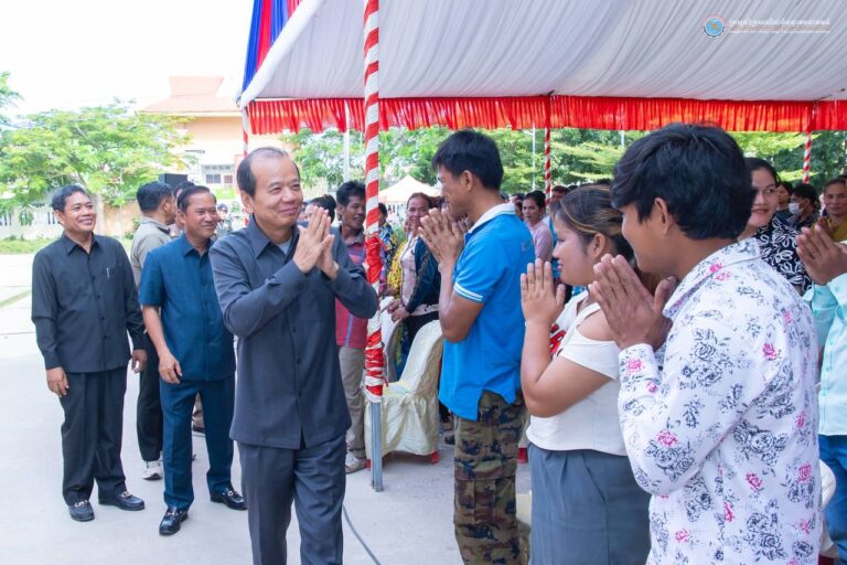 ឯកឧត្តមរដ្ឋមន្ត្រី ជា វ៉ាន់ដេត បានអញ្ជើញជួបសំណេះសំណាលជាមួយពលករ ដែលវិលត្រឡប់ពីប្រទេសថៃចំនួន ៧៩៧នាក់ នៅស្រុកត្រាំកក់ និងក្រុងដូនកែវ