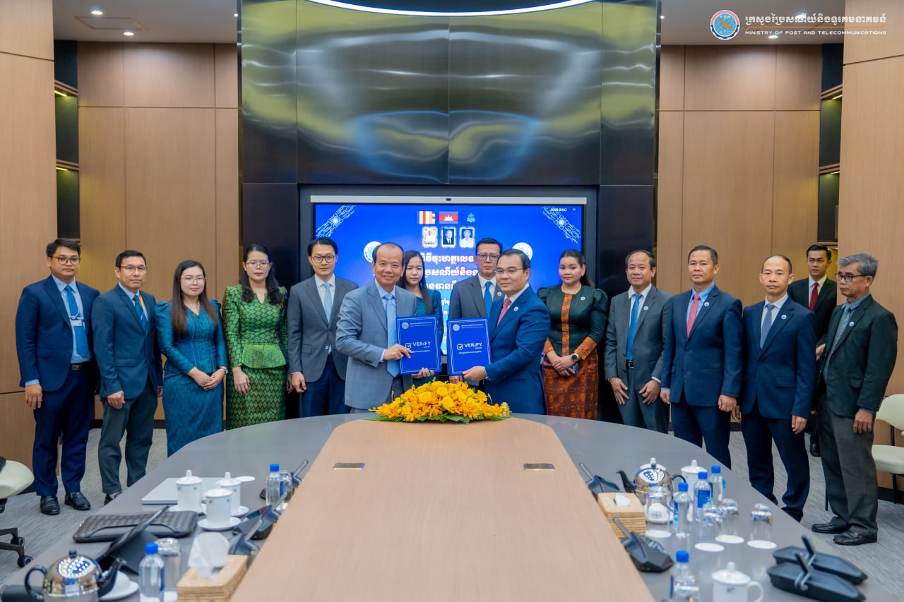 Minister Chea Vandeth and Minister Thor Chetha Jointly Signed a Memorandum of Understanding (MoU) on the Cooperation between the Ministry of Post and Telecommunications and the Ministry of Water Resources and Meteorology
