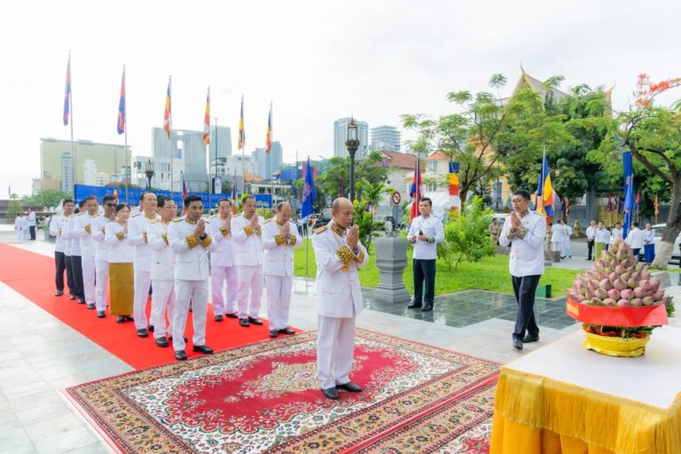 ថ្នាក់ដឹកនាំក្រសួងប្រៃសណីយ៍និងទូរគមនាគមន៍ អញ្ជើញចូលរួមពិធីដាក់ក្រពុំបិណ្ឌផ្កាឈូករដ្ឋធម្មនុញ្ញ នៃព្រះរាជាណាចក្រកម្ពុជា ក្នុងឱកាសអបអរសាទរខួប៣២ឆ្នាំ នៃទិវាប្រកាសរដ្ឋធម្មនុញ្ញ