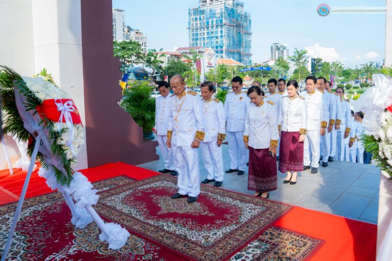 ថ្នាក់ដឹកនាំក្រសួងប្រៃសណីយ៍និងទូរគមនាគមន៍​ អញ្ជើញដាក់កម្រងផ្កាគោរពវិញ្ញាណក្ខន្ធខួបអនុស្សាវរីយ៍លើកទី៧២ នៃទិវាបុណ្យឯករាជ្យជាតិ