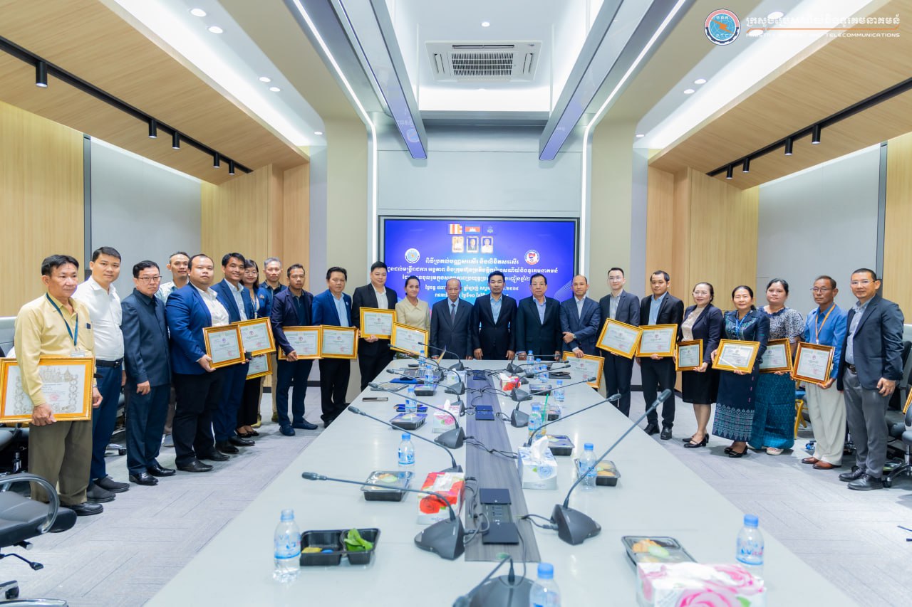 Secretary of State Khay Khunheng Disseminated Information on the Royal Government’s Order and Presented Certificates of Appreciation and Commendation Letters to Civil Servants, Relevant Units, and Postal and Telecommunications Operators for Their Active Participation in the 2024 Anti-Drug Campaign