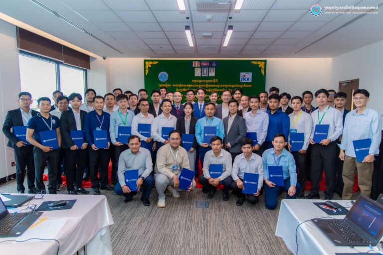 ឯកឧត្តមរដ្ឋលេខាធិការ ខូវ មករា បានអញ្ជើញជាអធិបតីបិទវគ្គបណ្ដុះបណ្ដាល ស្តីពី « ក្រុមខៀវ៖ ការពង្រឹងសមត្ថភាពយន្តការឆ្លើយតបបន្ទាន់សម្រាប់ស្ថាប័នរដ្ឋាភិបាល និងប្រតិបត្តិករហេដ្ឋារចនាសម្ព័ន្ធព័ត៌មានសំខាន់ៗ »