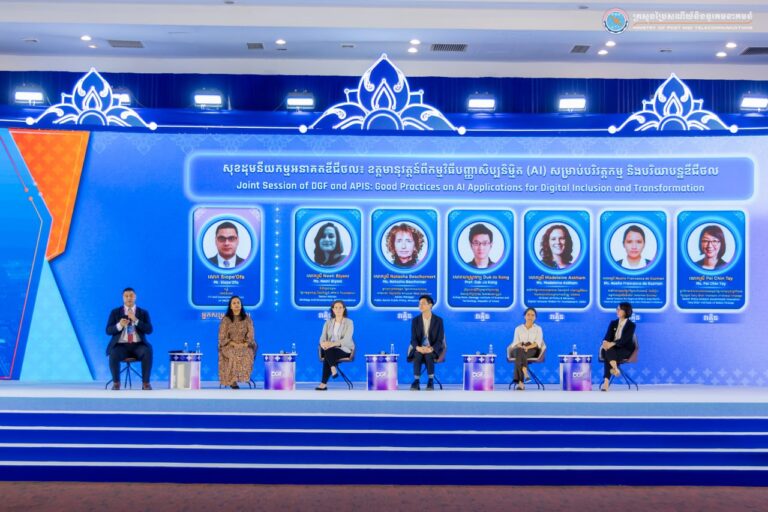 វេទិការដ្ឋាភិបាលឌីជីថល ឆ្នាំ២០២៥៖ កិច្ចពិភាក្សារួមគ្នាលើប្រធានបទទី៣ រវាងវេទិការដ្ឋាភិបាលឌីជីថល (DGF) និង គណៈកម្មាធិការដឹកនាំ Asia-Pacific Information Superhighway (APIS) ស្តីពី ឧត្តមានុវត្តន៍ស្តីអំពីកម្មវិធីអនុវត្តបញ្ញាសិប្បនិម្មិត (AI) សម្រាប់ការធ្វើបរិវត្តកម្មឌីជីថលប្រកបដោយបរិយាបន្ន