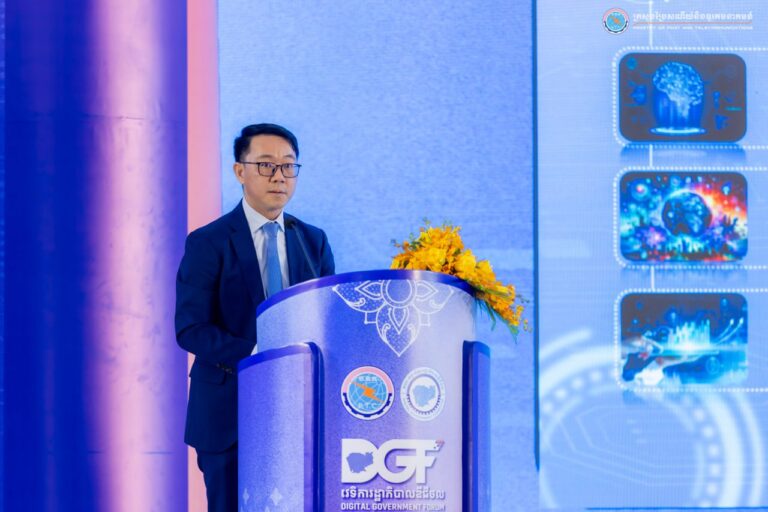 វេទិការដ្ឋាភិបាលឌីជីថល ២០២៥៖ ការធ្វើបទបង្ហាញប្រធានបទទី៤ យុទ្ធសាស្ត្របញ្ញាសិប្បនិម្មិតជាតិរបស់កម្ពុជា ៖ ពីយុទ្ធសាស្ត្រទៅជំហានជាក់ស្តែង