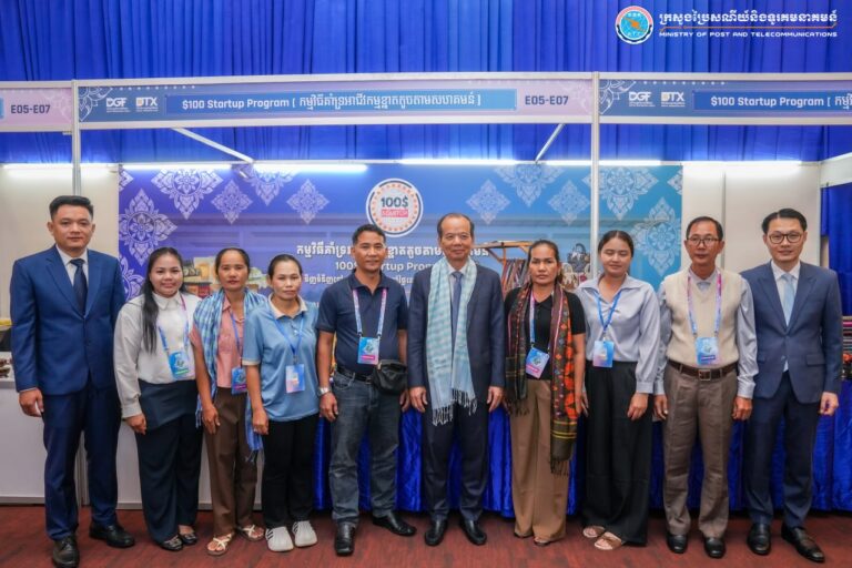 ឯកឧត្តម ជា វ៉ាន់ដេត រដ្ឋមន្ត្រីក្រសួងប្រៃសណីយ៍និងទូរគមនាគមន៍ បានអញ្ជើញទស្សនាផលិតផលមកពីមូលដ្ឋានខេត្តតាកែវ ដែលបានដាក់បង្ហាញនៅក្នុងវេទិការដ្ឋាភិបាលឌីជីថល ឆ្នាំ២០២៥ និងពិព័រណ៍ច្ចេកវិទ្យាឌីជីថលកម្ពុជា-អន្តរជាតិ ដែលបានប្រព្រឹត្តទៅចាប់ពីថ្ងៃទី៥-៧ ខែធ្នូ ឆ្នាំ២០២៥ នៅមជ្ឈមណ្ឌលសន្និបាត និងពិព័រណ៍កោះពេជ្រ អគារ G-L