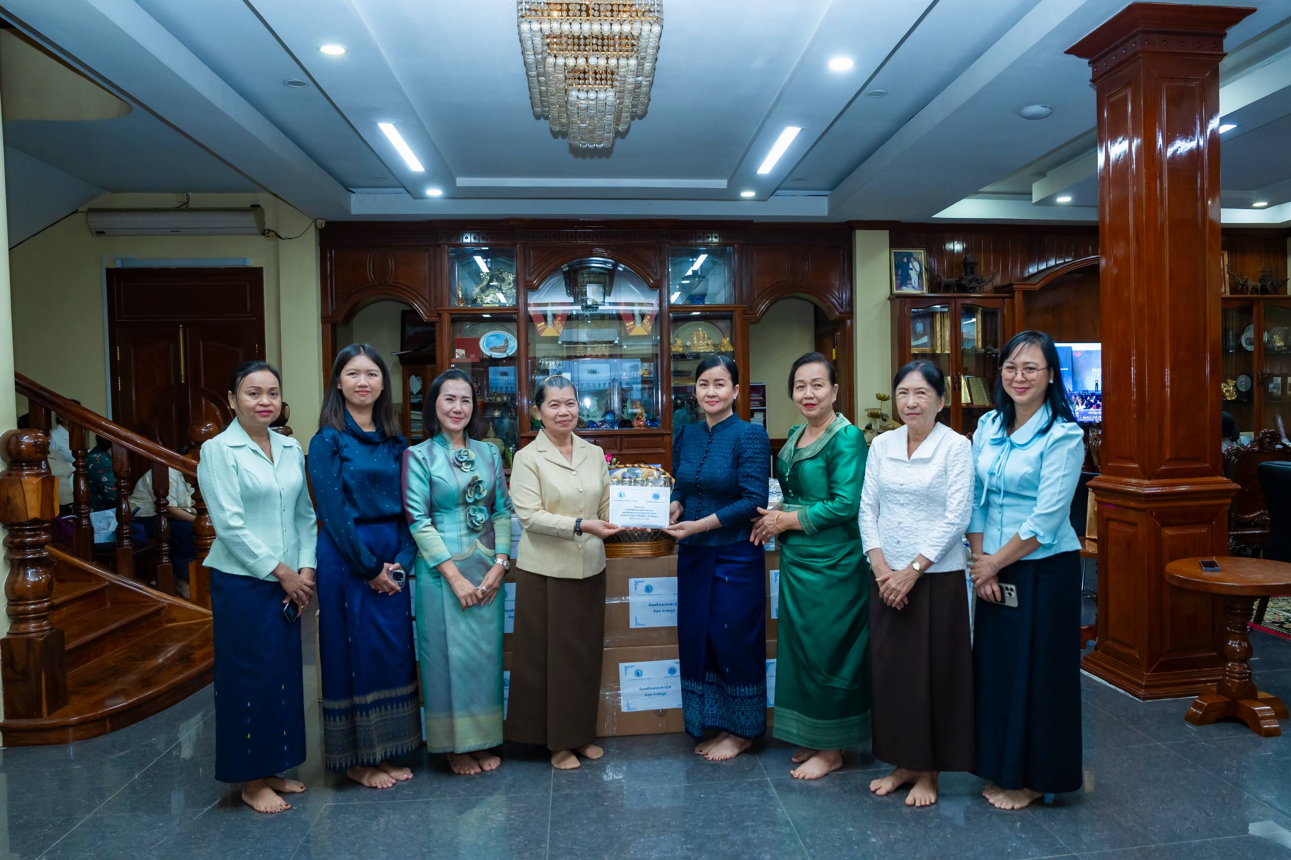 សាខាសមាគមនារីកម្ពុជាដើម្បីសន្តិភាព និងអភិវឌ្ឍន៍ក្រសួងប្រៃសណីយ៍និងទូរគមនាគមន៍ បាននាំយកនូវគ្រឿងឧបភោគបរិភោគ សម្ភារៈ និងថវិកា ដើម្បីគាំទ្រដល់កងទ័ពជួរមុខ និងជនភៀសសឹកដែលកំពុងជួបការលំបាក