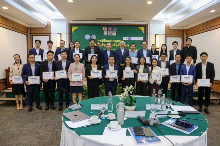 ឯកឧត្តមរដ្ឋលេខាធិការ គង់ ផល្លៈ និងឯកឧត្តមបណ្ឌិតសាកលវិទ្យាធិការ ហោ ប៉េង បានអញ្ជើញបិទកម្មវិធីបណ្តុះបណ្តាលគ្រូបង្គោលស្តីពីកិច្ចការពារទិន្នន័យបុគ្គល