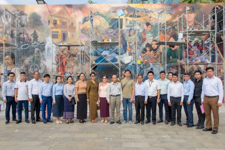 ថ្នាក់ដឹកនាំក្រសួងប្រៃសណីយ៍និងទូរគមនាគមន៍ អញ្ជើញចូលរួមទស្សនាផ្ទាំងគំនូរ “សិល្បះដើម្បីសន្តិភាព” នៅសួនច្បារវត្តបទុមវតី