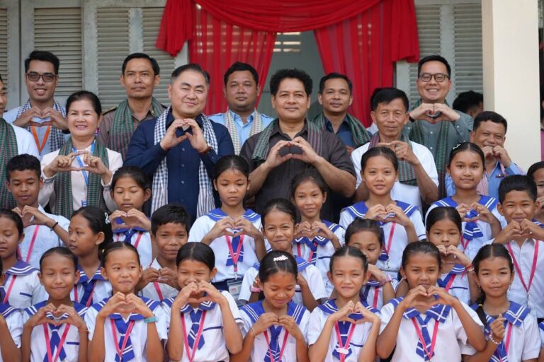 ពិធីសម្ពោធដាក់ឱ្យដំណើរការជាផ្លូវការកម្មវិធីសិក្សាថ្នាក់មូលដ្ឋានគ្រឹះឌីជីថល នៅតាមសាលាបឋមសិក្សាគោលដៅ ១៨ទីតាំងបន្ថែម ក្រោមយន្តការគណៈកម្មាធិការជាតិជំរុញការអនុវត្តវិធានការគន្លឹះក្នុងវិស័យអប់រំ (គ.វ.អ.) របស់រាជរដ្ឋាភិបាល