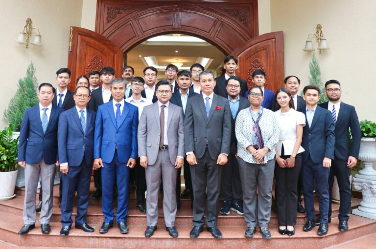 ឯកឧត្តមអនុរដ្ឋលេខាធិការ ទូច យ៉ារ៉ាន់ឌី បានអញ្ជើញថ្លែងសុន្ទរកថាក្នុងកម្មវិធីជូនដំណើរមន្ត្រីជំនាញឌីជីថលចំនួន ១៥រូប ចូលរួមវគ្គបណ្តុះបណ្តាល នៅប្រទេសឥណ្ឌា