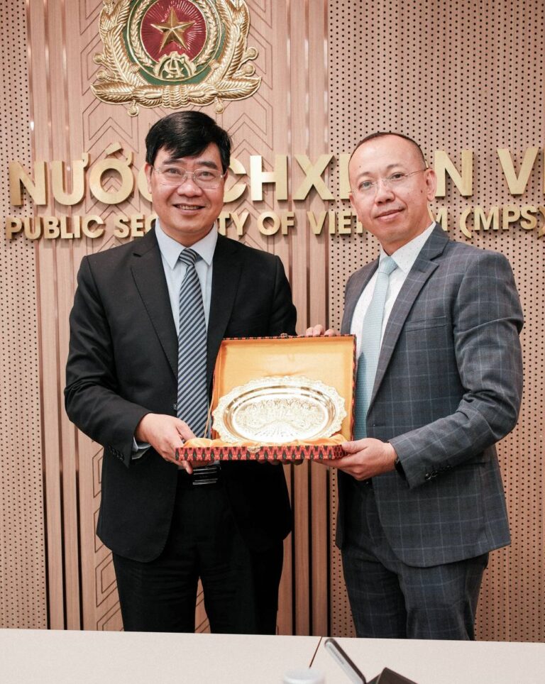 ឯកឧត្តម សំ សិទ្ធិសេរី បានដឹកនាំគណៈប្រតិភូ អញ្ជើញបំពេញទស្សនកិច្ចការងារនៅសាធារណរដ្ឋសង្គមនិយមវៀតណាម ដើម្បីពង្រឹងកិច្ចសហប្រតិបត្តិការផ្នែកសន្តិសុខសាយប័រ