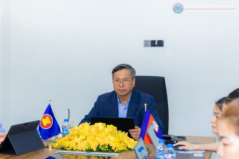 ឯកឧត្តម តុល ញ៉ក់ អគ្គនាយកនៃអគ្គនាយកដ្ឋានទូរគមនាគមន៍ និងជាប្រធានឧត្តមមន្ត្រីឌីជីថលអាស៊ាន បានដឹកនាំប្រតិភូអញ្ជើញចូលរួមកិច្ចប្រជុំចង្អៀតលើកទី១ នៃថ្នាក់ដឹកនាំឧត្តមមន្ត្រីឌីជីថលអាស៊ាន និងក្រុមប្រឹក្សានិយ័តករទូរគមនាគមន៍អាស៊ាន ឆ្នាំ២០២៦ តាមប្រព័ន្ធវីដេអូ